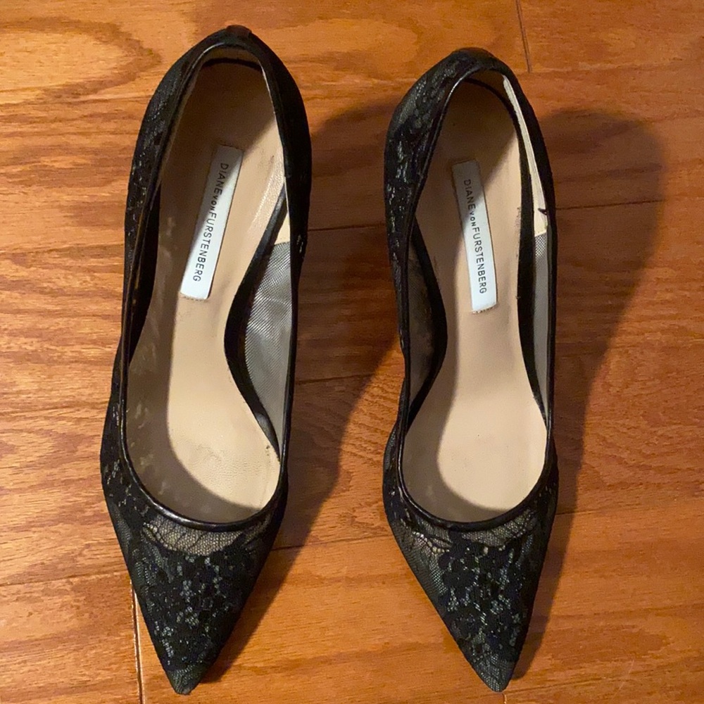 Diane von Furstenberg black lace pump